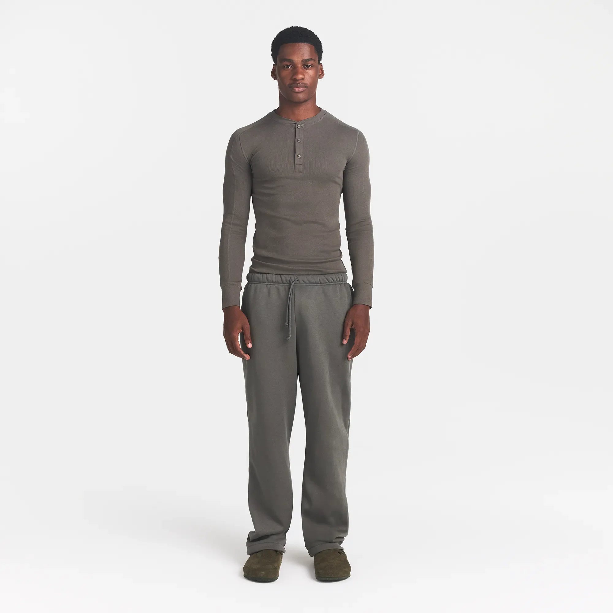 SKIMS COTTON RIB MENS HENLEY | JUNGLE